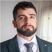 Soy un profesor joven y cercano, trato  de que aprendan mas alla de lo obligatorio, de manera que les GUSTE el idioma.